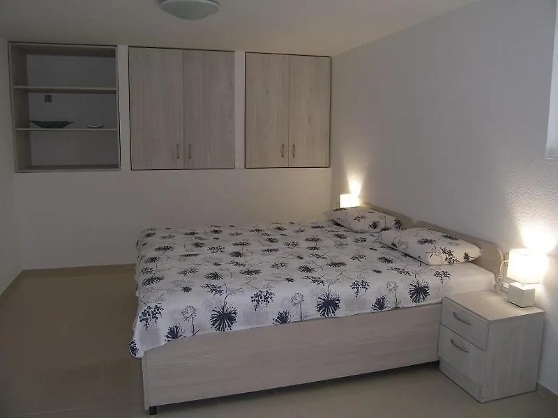 Apartmani Matela Petrcane 0*,